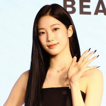 思わず見とれる美しさ ルセラ・KAZUHAがオフショルワンピで大人美発揮 韓国コスメの日本公式ミューズに就任