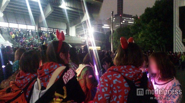 戦場（会場）へ向かう男たちにエールを送る女性ファン（モノノフ）たちが会場外に数百人待機。