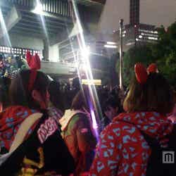 戦場(会場)へ向かう男たちにエールを送る女性ファン(モノノフ)たちが会場外に数百人待機。