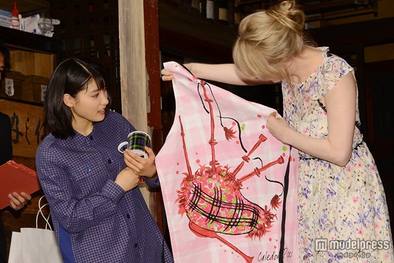 （左から）土屋太鳳、シャーロット・ケイト・フォックス