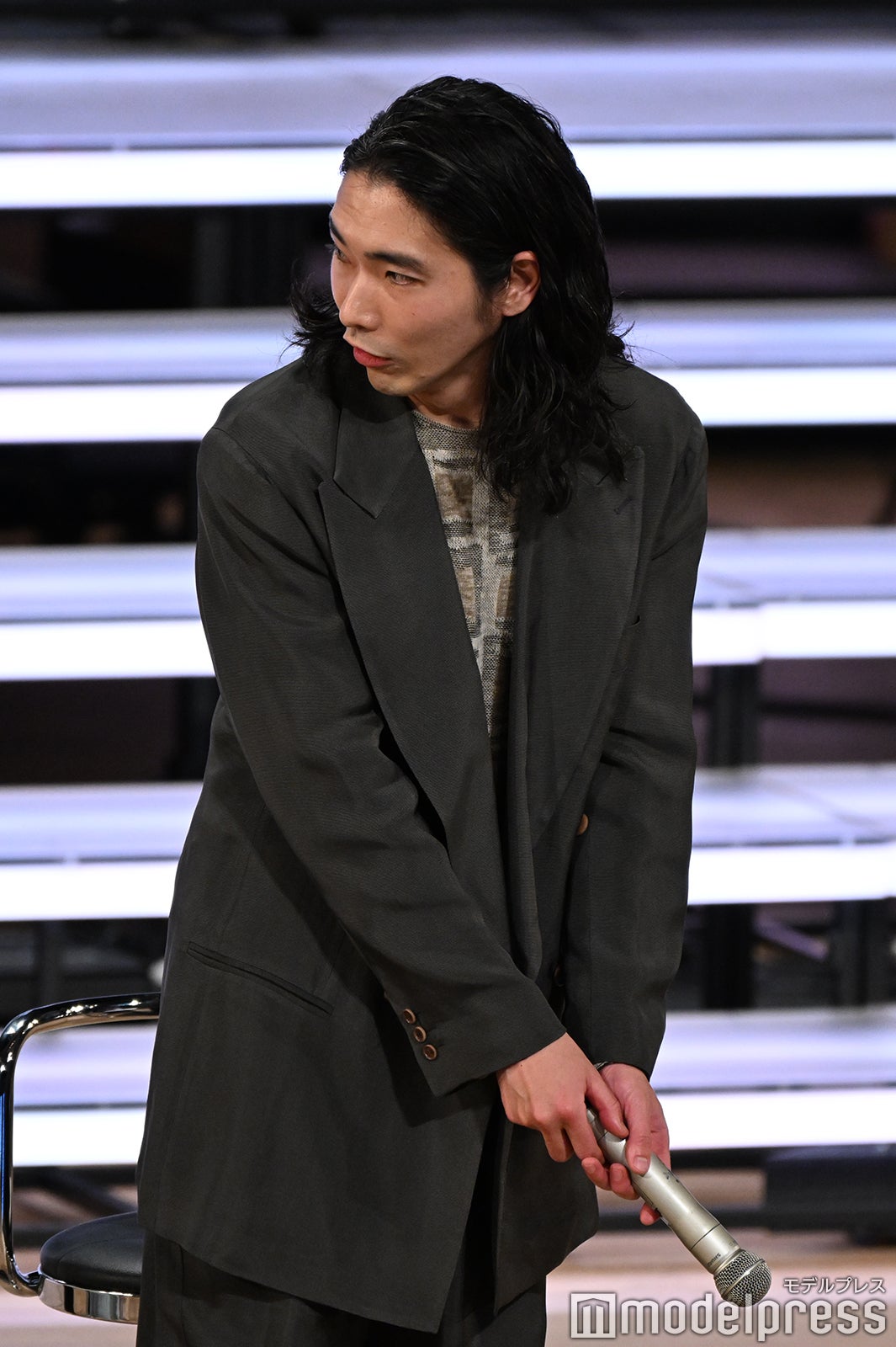 右手でゴルフをするという吉高由里子に合わせて再現する柄本佑（C）モデルプレス