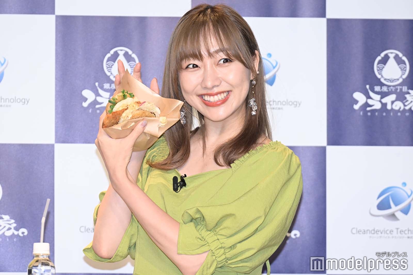 ハンバーガーを手に持つ須田亜香里 （C）モデルプレス