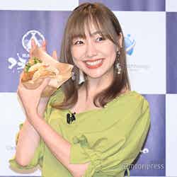 ハンバーガーを手に持つ須田亜香里 （C）モデルプレス