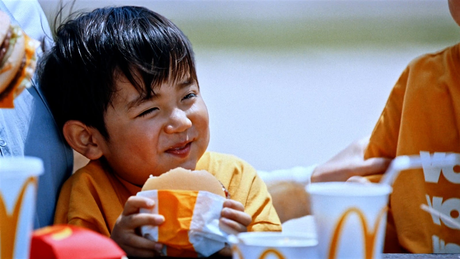 ビッグマック「明日も 笑おう あの頃も今も」篇（提供写真）