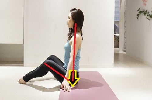 床に膝を立てて座ります。背骨・骨盤も立てて、お腹の中から足が生えているというイメージをしながら準備しましょう。