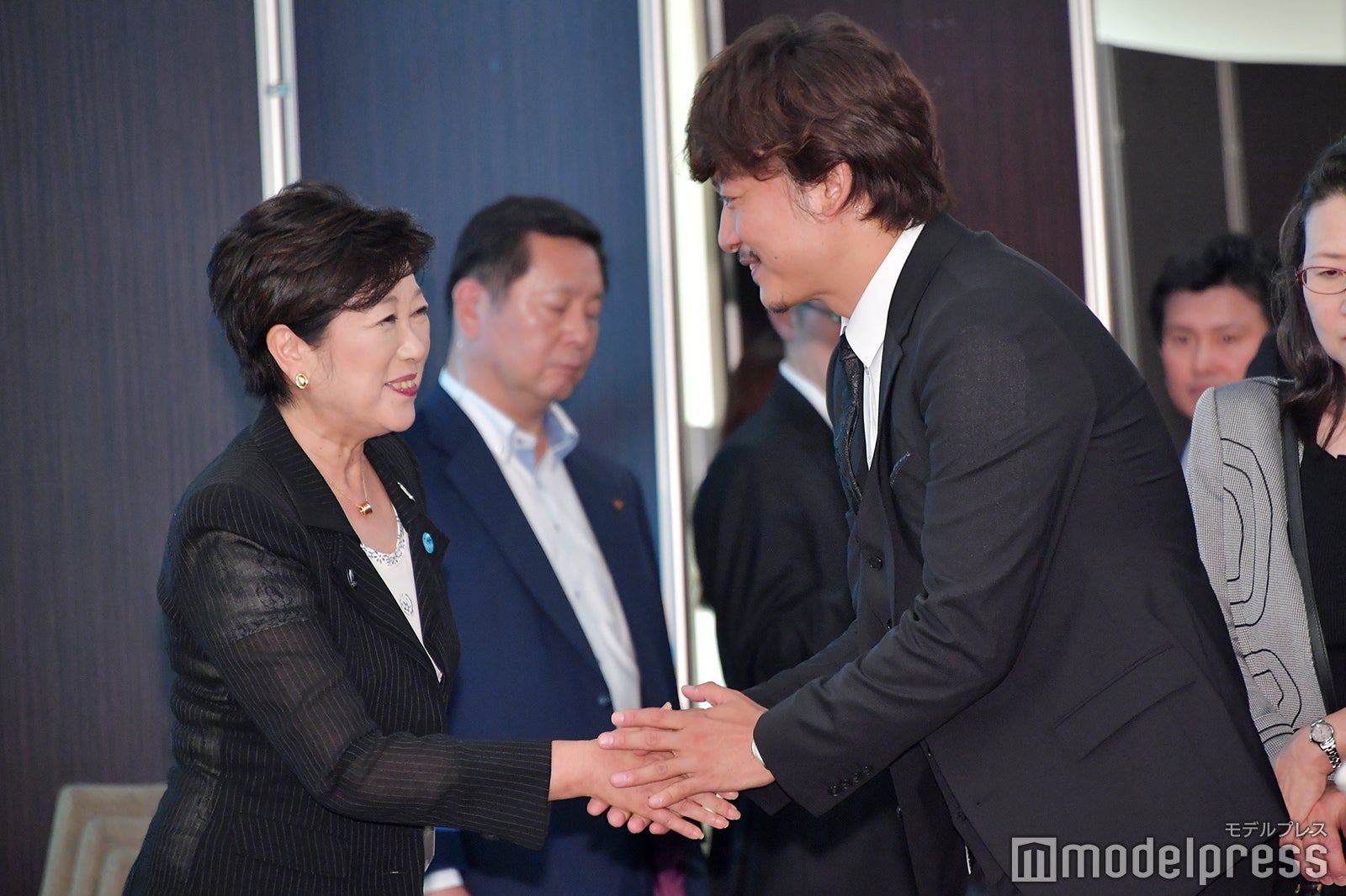 小池百合子都知事と握手する香取慎吾（C）モデルプレス