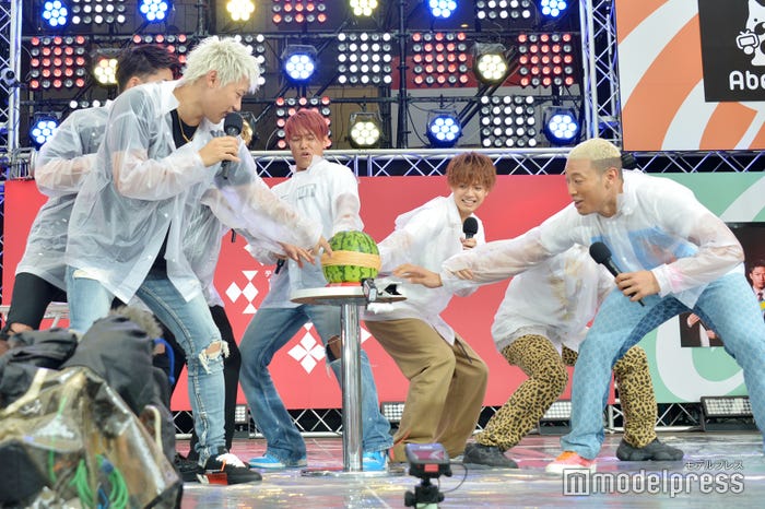 ネオスイカ割り中のGENERATIONS (C)モデルプレス