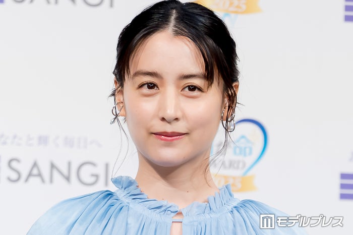 山本美月、美スタイル際立つノースリ全身ショットにファン絶賛「うっとりする美しさ」「大人っぽくて素敵」