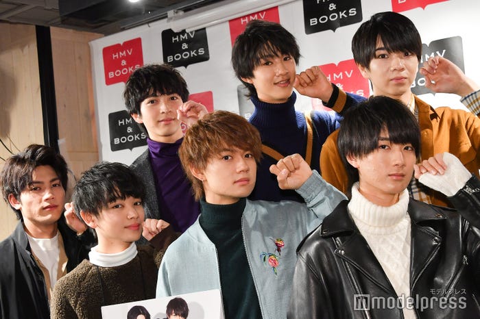 M!LK(上段左から)吉田仁人、曽野舜太、塩﨑太智(下段左から)板垣瑞生、琉弥、佐野勇斗、山中柔太朗(C)モデルプレス