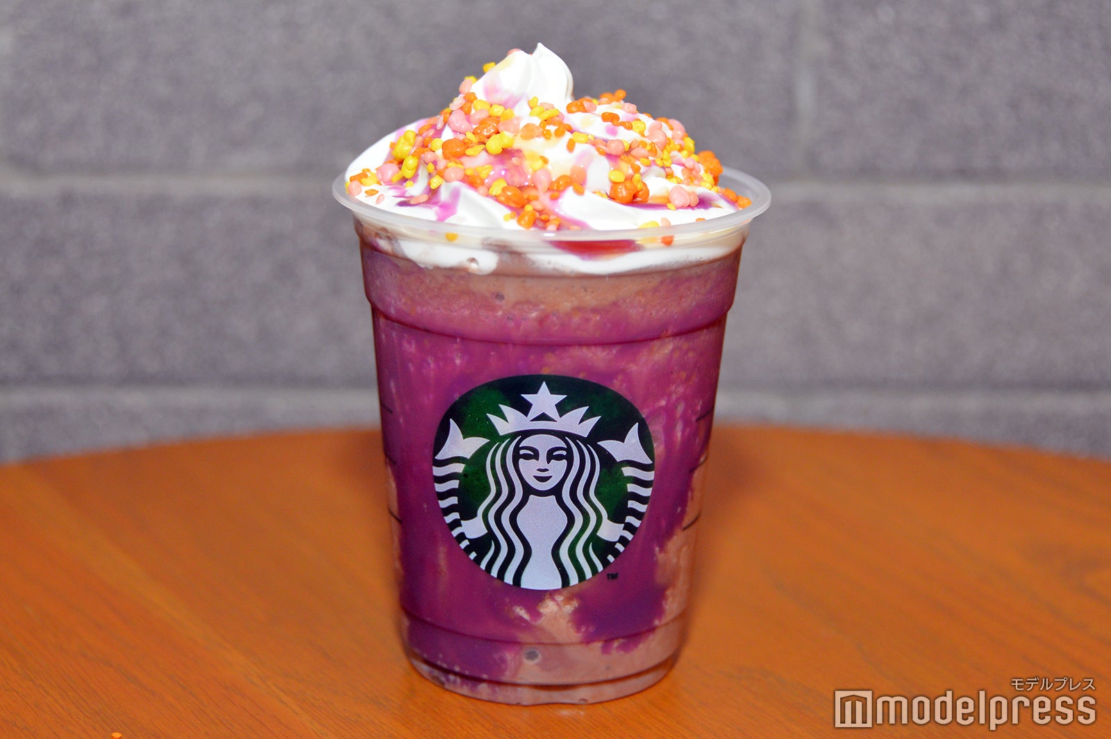 トリート with トリック フラペチーノ（C）モデルプレス