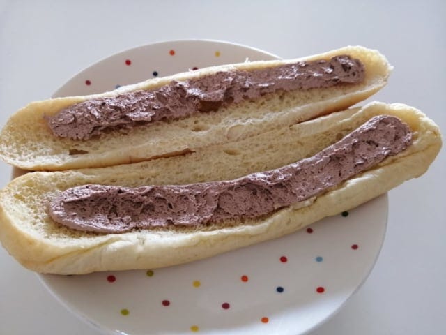 《ローソン》チョコホイップサンド開いたところ
