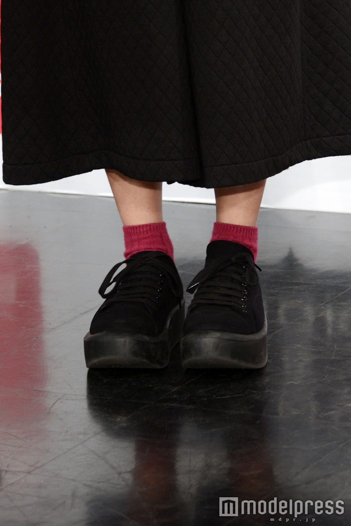 ネイルとリンクしたくすみピンクの靴下をチラ見せ/やすだちひろ(C)モデルプレス