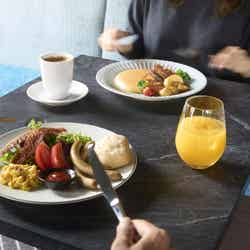 (手前から)白金モーニングプレート、モーニングパンケーキ&ドリンクセット/提供画像