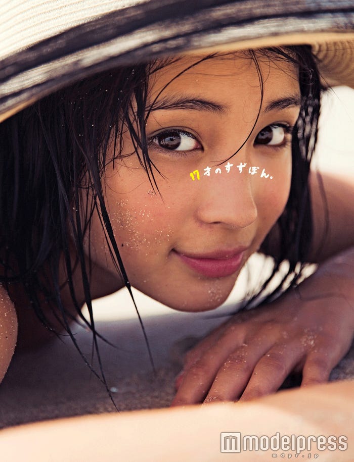 広瀬すずフォトブック『17才のすずぼん。』(集英社、2016年3月19日発売)/(C)倉本GORI(Pygmy Company)
