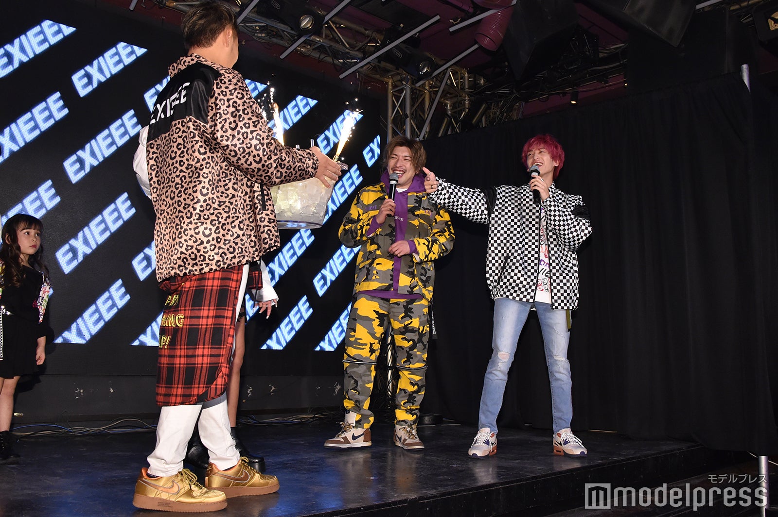 火を放った“パリピ”仕様で運ばれるタピオカ／りんたろー。、兼近大樹 （C）モデルプレス