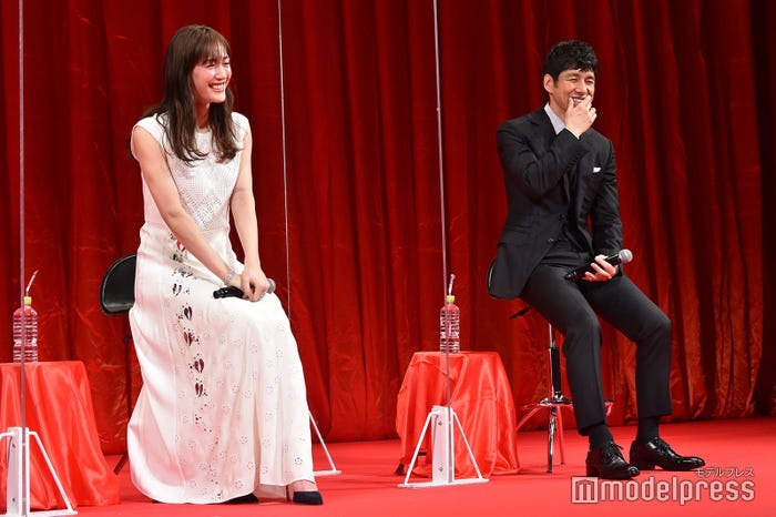 綾瀬はるか、西島秀俊(C)モデルプレス