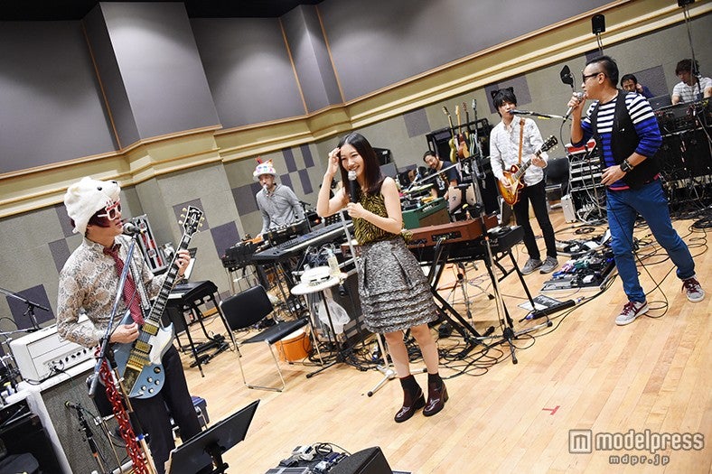 バンドメンバーが粋な演出！満面の笑みを見せる大塚 愛