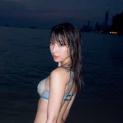 モデルプレス - 川崎あや“引退間際の衝撃” 透け水着で渾身の美ボディ披露