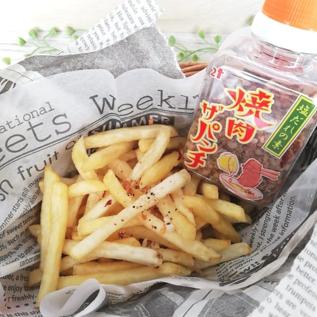 カルディの焼肉ザパンチをかけたフライドポテト