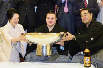 大相撲 安青錦からにじんだ師弟関係 誇らしげな安治川親方＆優しい笑みの女将さん「すごく優しそう」「母のような存在なのかも」