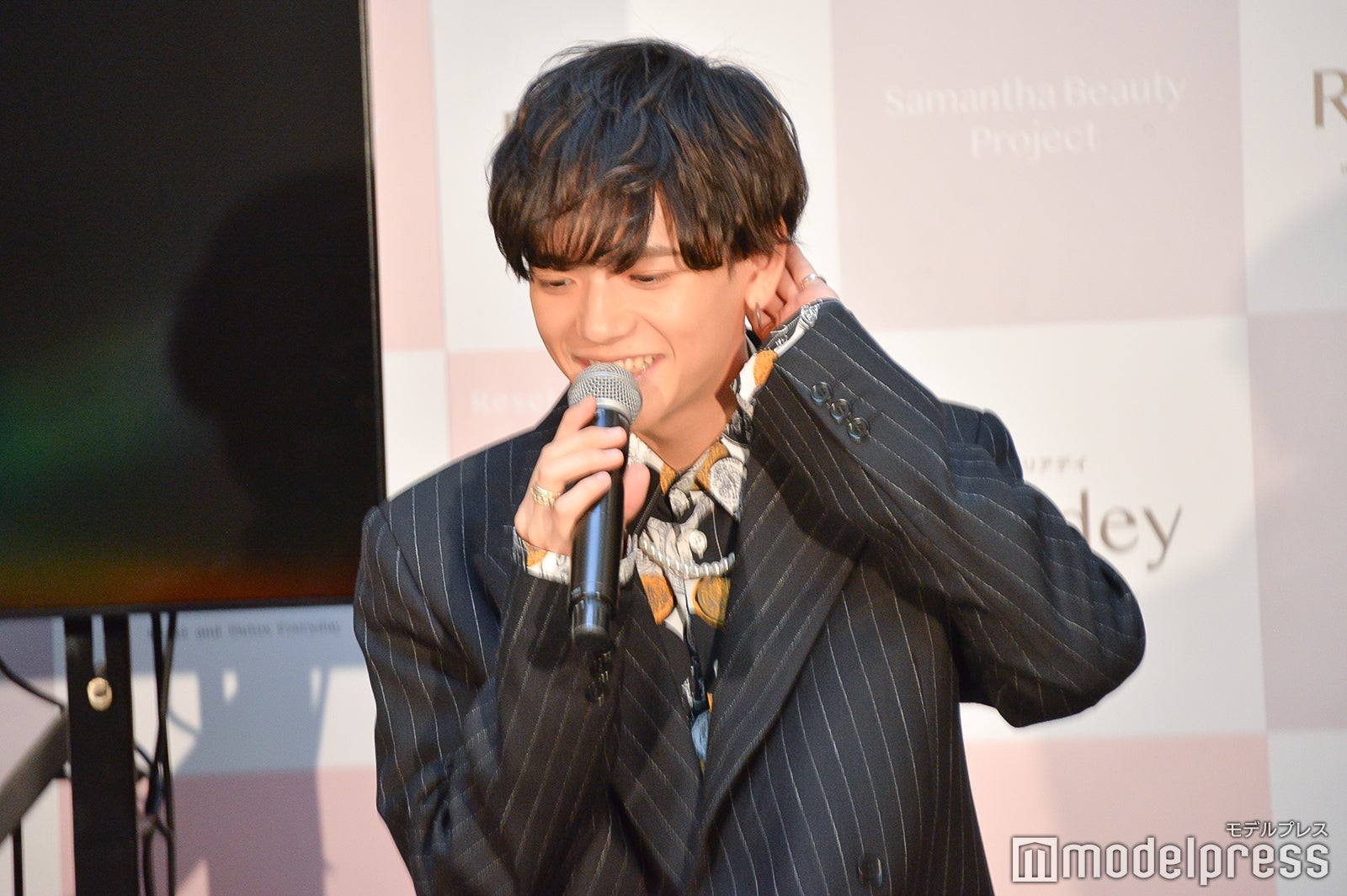 髪が綺麗と褒められ照れる中島颯太（C）モデルプレス