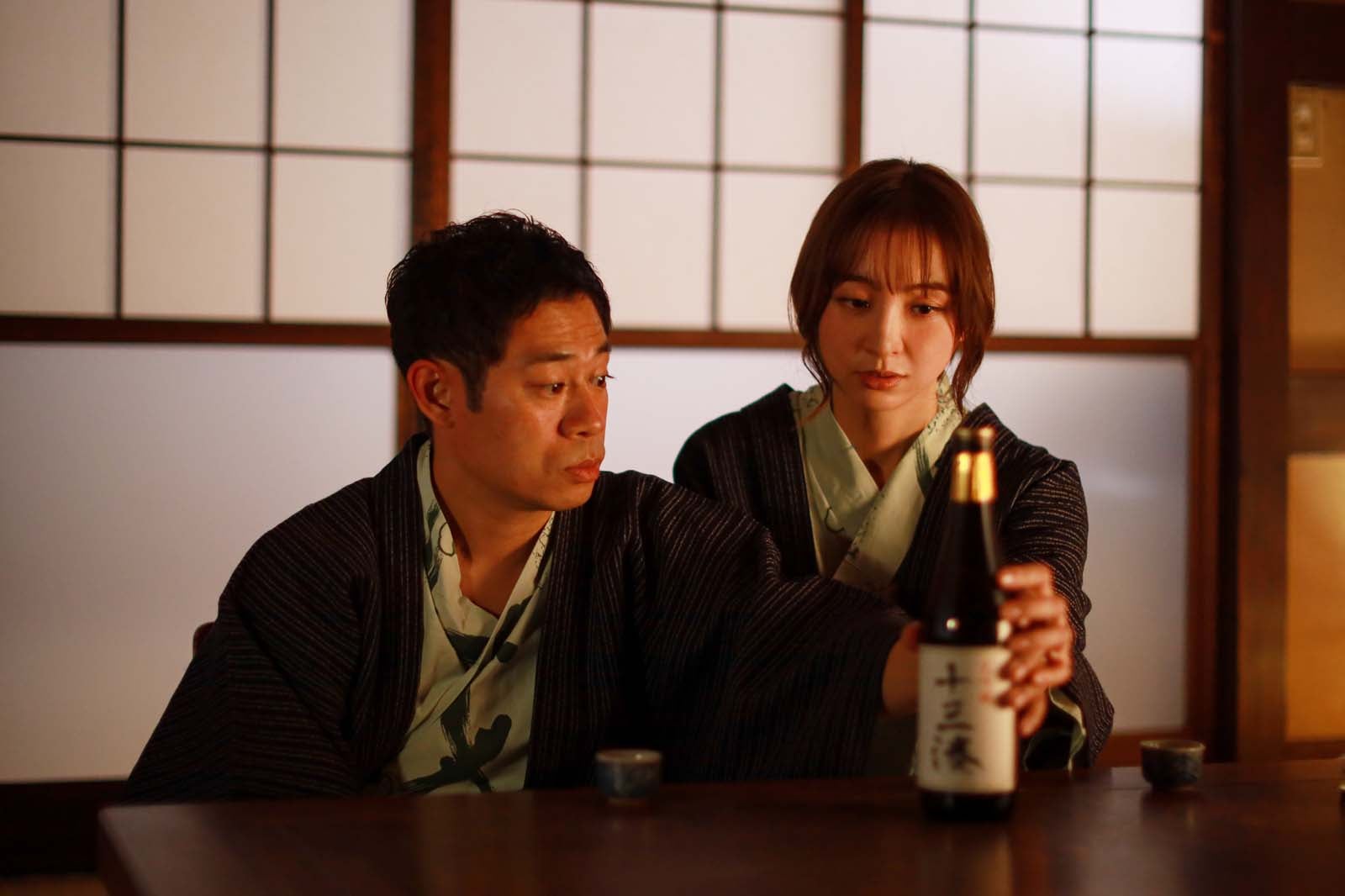 ＜離婚しない男―サレ夫と悪嫁の騙し愛― 第8話＞渉、家族旅行誘ってきた綾香を警戒