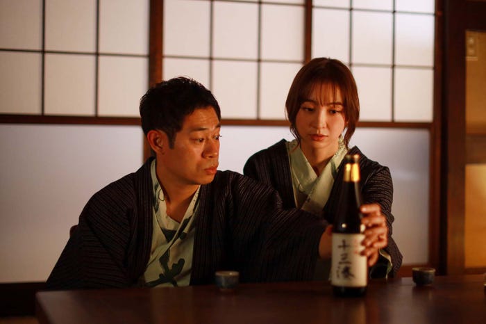 伊藤淳史、篠田麻里子「離婚しない男―サレ夫と悪嫁の騙し愛―」第8話より(C)テレビ朝日