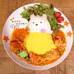 渋谷店/しろくまの「おふとんかけてね」チキンのトマト煮(単品1,204円(税抜)、ドリンクセット1,667円(税抜))(C)2015 San-X Co.,Ltd.All Rights Reserved.【モデルプレス】