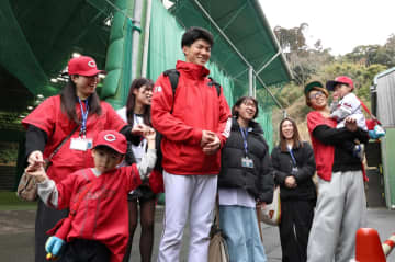 広島・ドラ5赤木 大家族が日南に来たーっ！熱視線を背に本人「あっ！」 母「特にお尻」成長実感 開幕1軍でマツダ招待だ