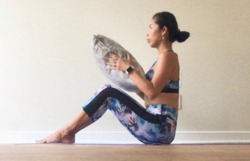 (1)クッションもしくは枕を両手で持ち、足は腰幅くらいに開いて膝を曲げて座ります。