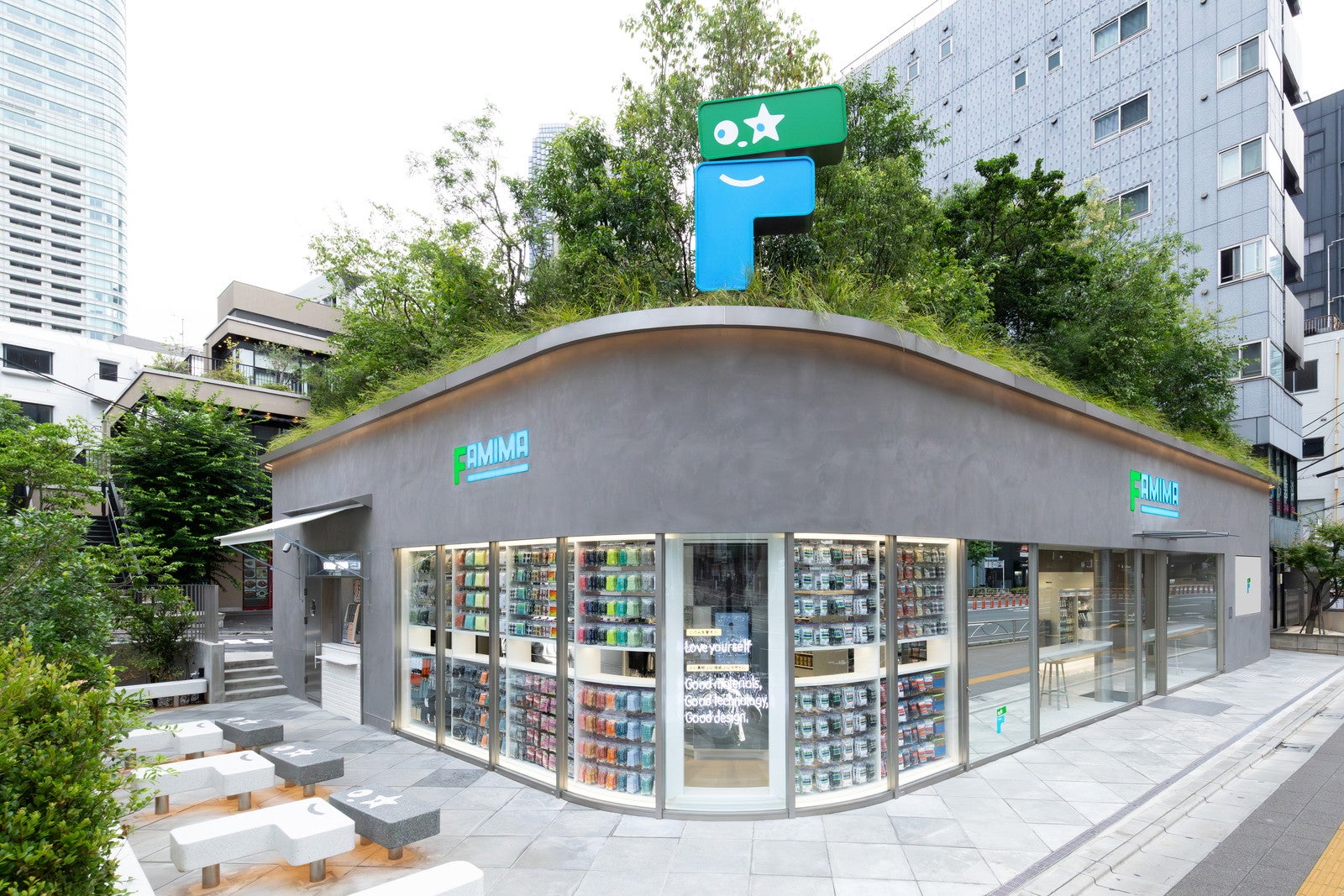 ファミマ、初の旗艦店が東京・麻布台に開店 充実のウェア売場、淹れたてティー…“行きたくなるコンビニ”を形に