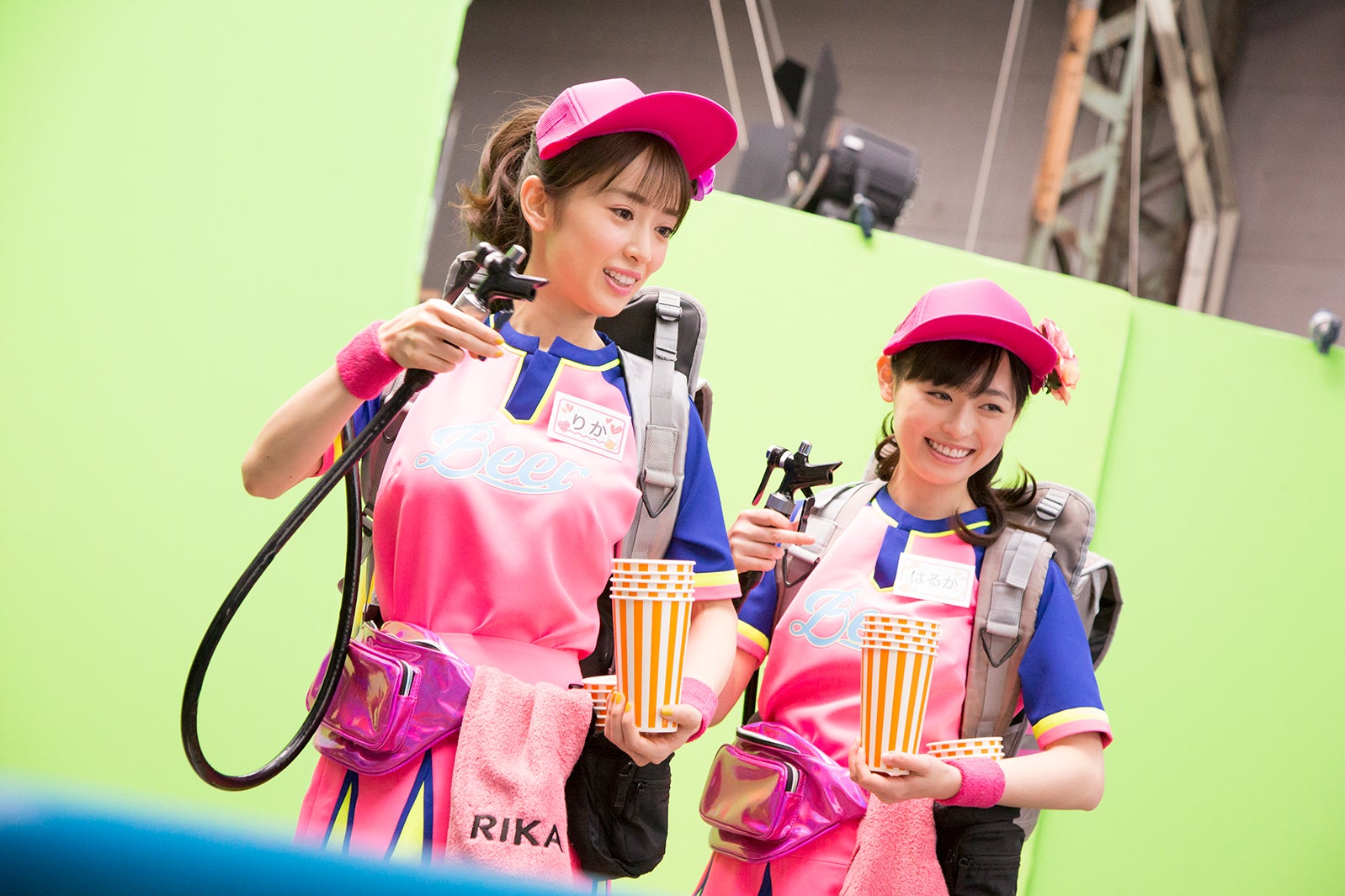 泉里香、福原遥／「はじめての夏バイト」篇メイキングカットより（提供写真）
