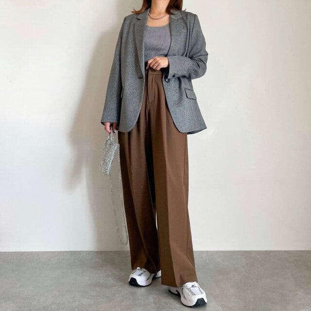 GUブラウンタックワイドパンツとグレーコーデ
