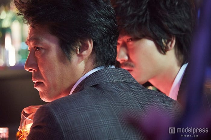 (左から)堤真一、綾野剛/新CM「得ダネを追え!ずっとドコモ割」篇