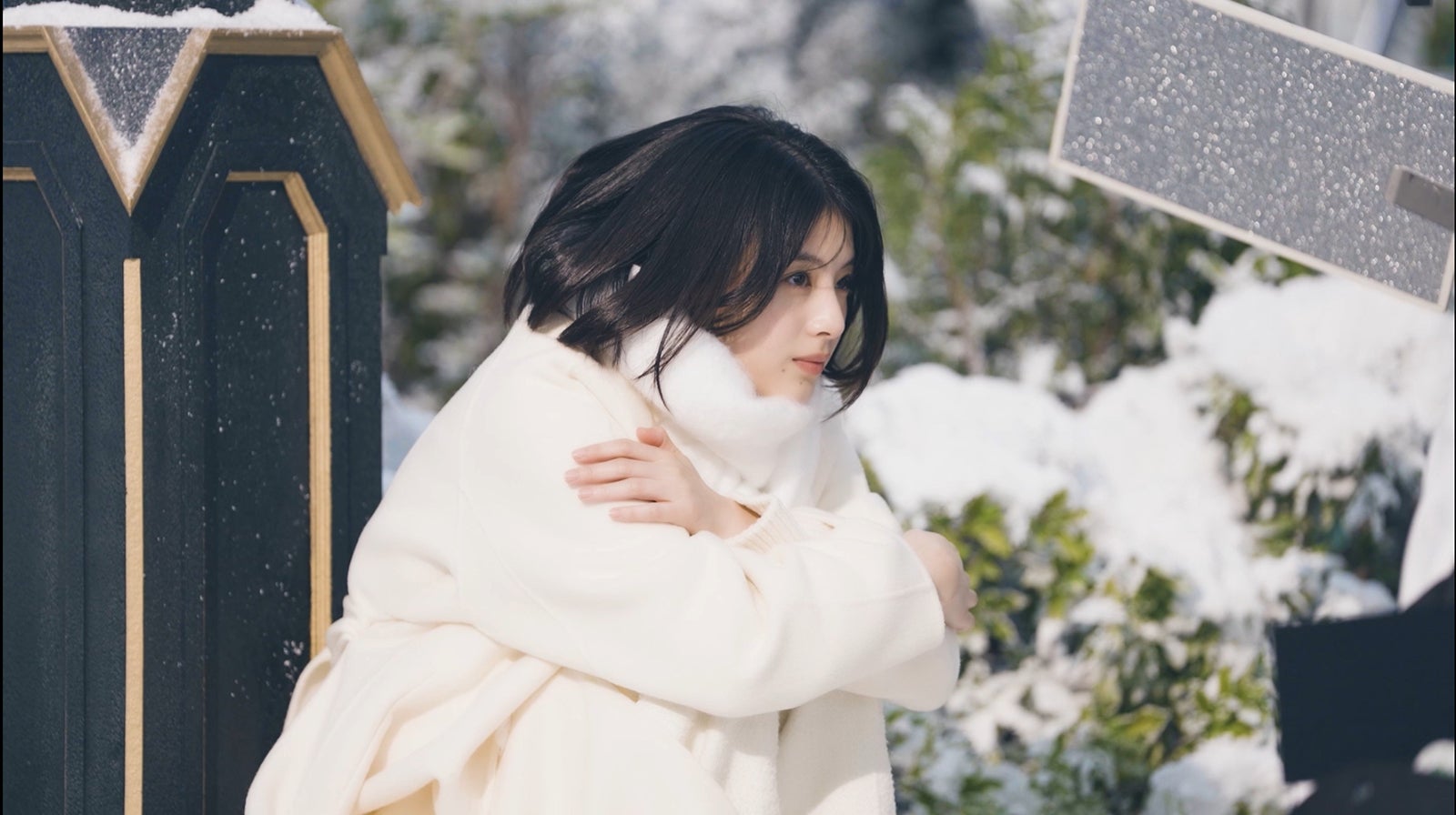 出口夏希／メルティーキッス新CM「冬の待ち合わせ」篇メイキングカット（提供写真）