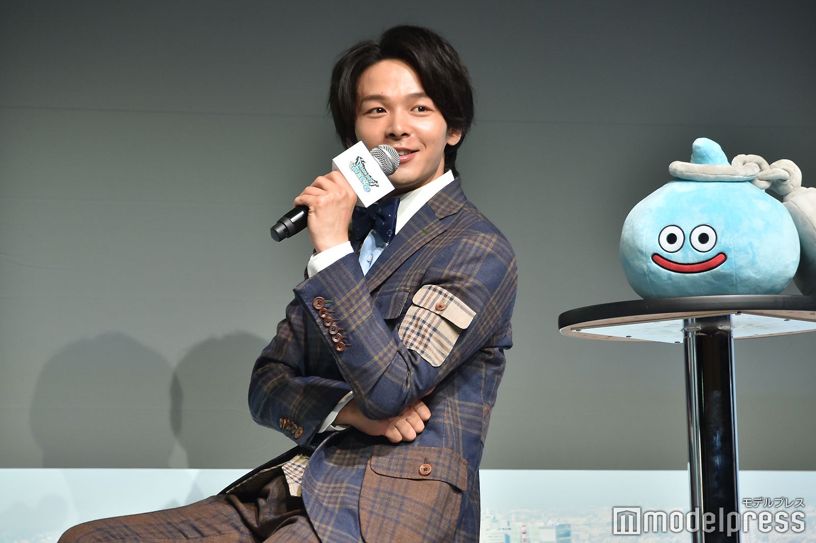 記者にもドラゴンクエストウォークをやっている人がいないか気にする中村倫也（C）モデルプレス