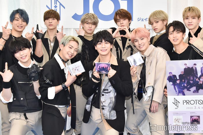 JO1(後列)與那城奨、金城碧海、白岩瑠姫、鶴房汐恩、大平祥生、佐藤景瑚(前列)木全翔也、川尻蓮、豆原一成、川西拓実、河野純喜 (C)モデルプレス