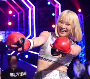 「待って？大人になった？？」BD乱闘話題の金髪美女、初参戦から4年・・・28歳になった激変姿に騒然「マジかわいい」「大人の魅力を感じる！」