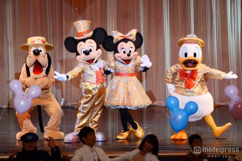 ステージに現れたキャラクターたち／謎解きプログラム