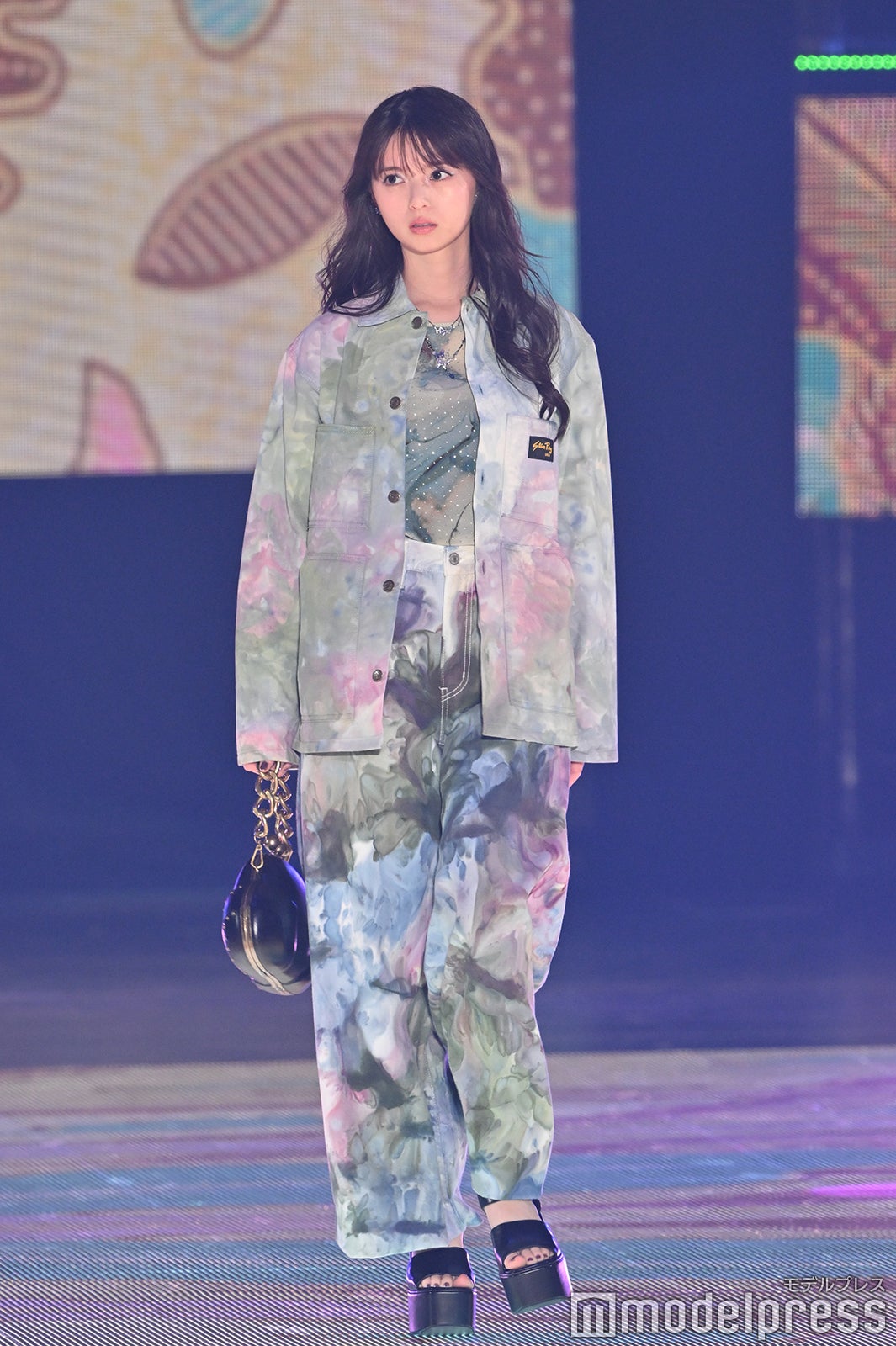 極美品　PUMA ロング スリーブ クロップド フーディ 齋藤飛鳥さん着用モデル 齋藤飛鳥、70年代ファッションのレトロコーデ ゆるふわヘアが