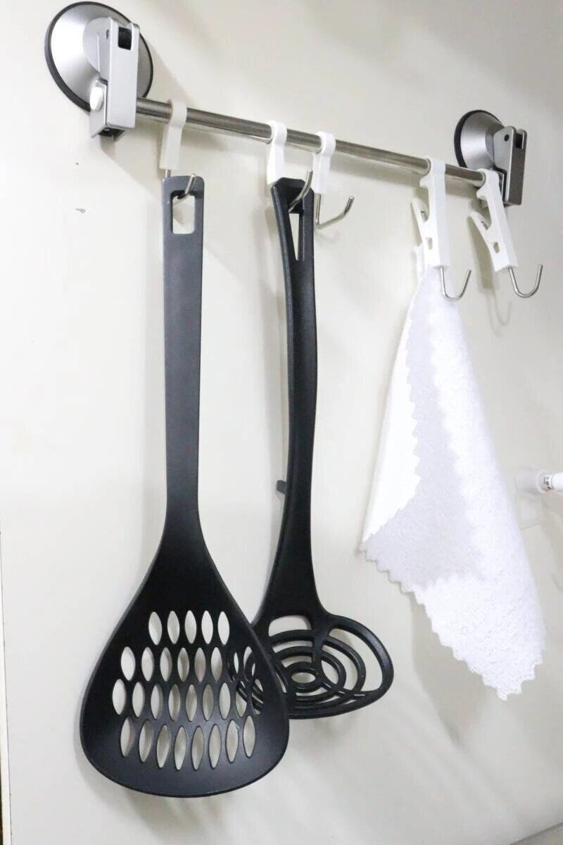 5連バーに調理器具などを吊り下げた様子