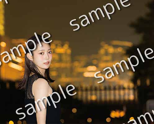 乃木坂46阪口珠美、黒ドレス姿で夜景バック“美振り向きショット” 1st写真集「青いバラ」封入特典第2弾解禁