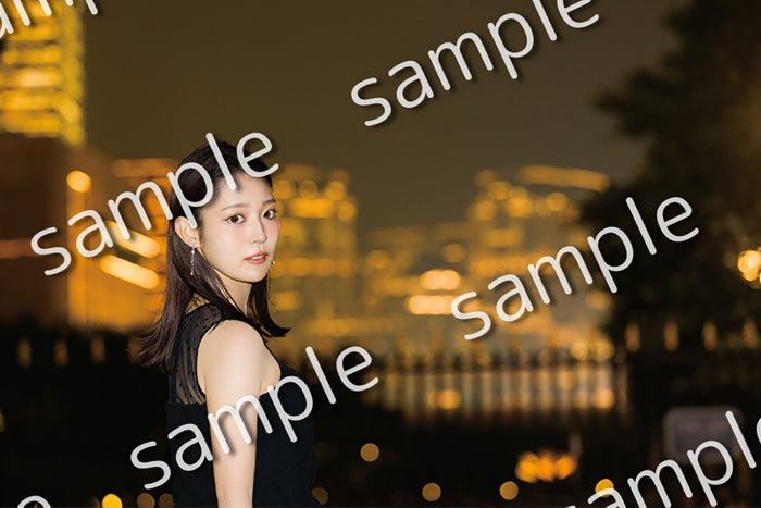 乃木坂46阪口珠美、黒ドレス姿で夜景バック“美振り向きショット” 1st写真集「青いバラ」封入特典第2弾解禁