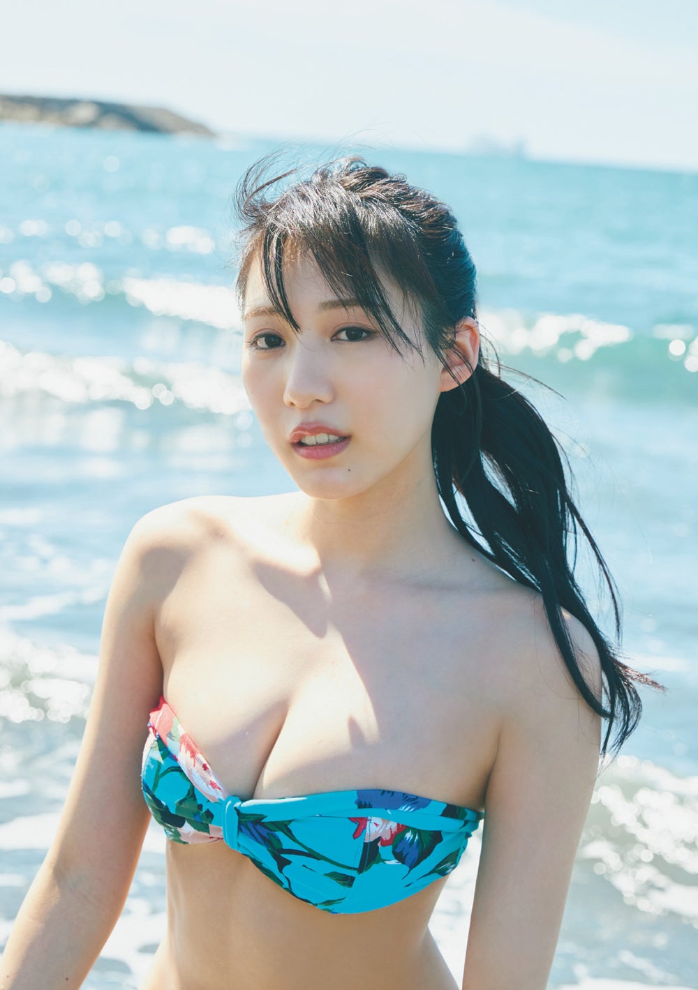 横野すみれ、海辺で美ボディ開放 ふんわりバスト輝く - モデルプレス