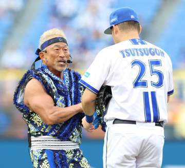 DeNA恒例「漢祭」応援総長・角田信朗 捕手・筒香に“漢気”注入ピッチ