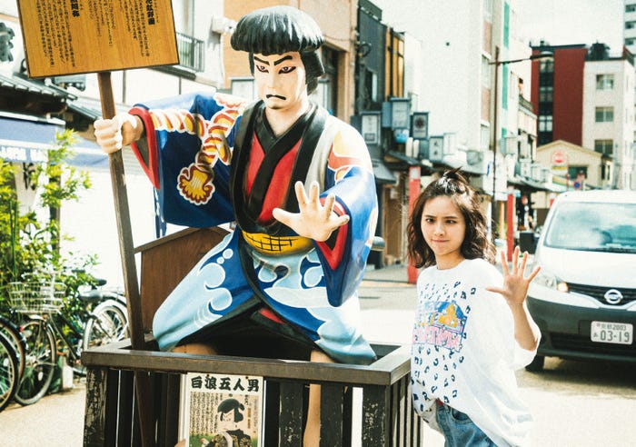 「秋田汐梨オフィシャルカレンダー2022」書店イベント特典イメージ(C)SDP