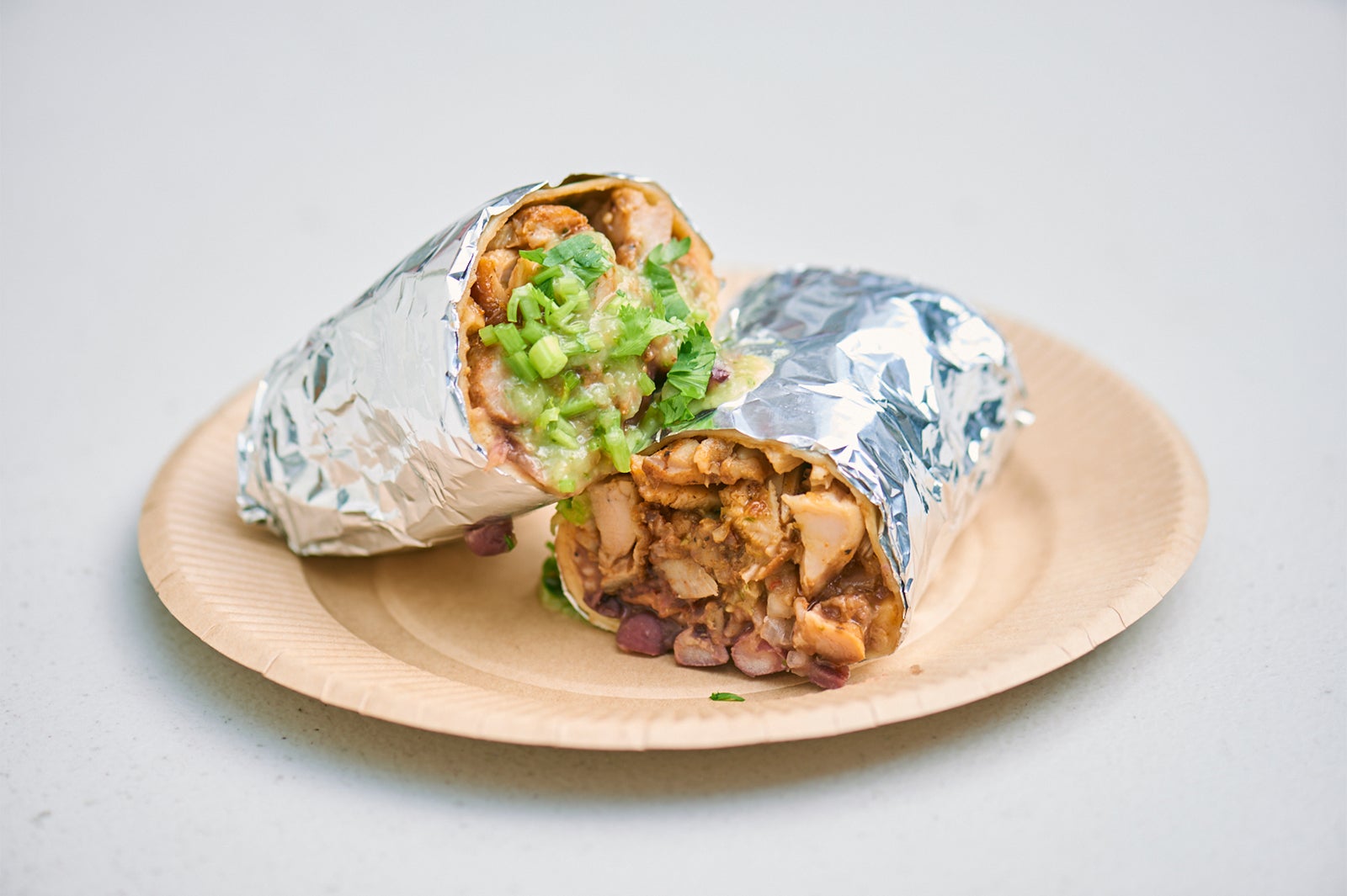 フードトラックの料理／画像提供：メディアサーフコミュニケーションズ