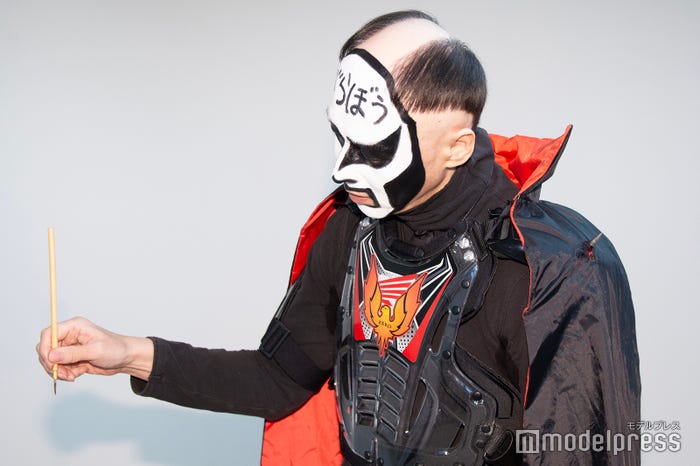 パラパラ漫画の持ち方を再現する鉄拳(C)モデルプレス