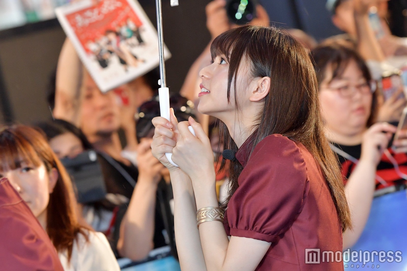 傘を差す齋藤飛鳥が美しすぎる！（C）モデルプレス