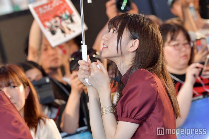 傘を差す齋藤飛鳥が美しすぎる!(C)モデルプレス